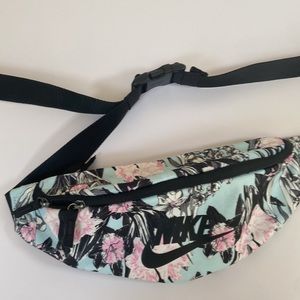 Nike femme floral waist pack